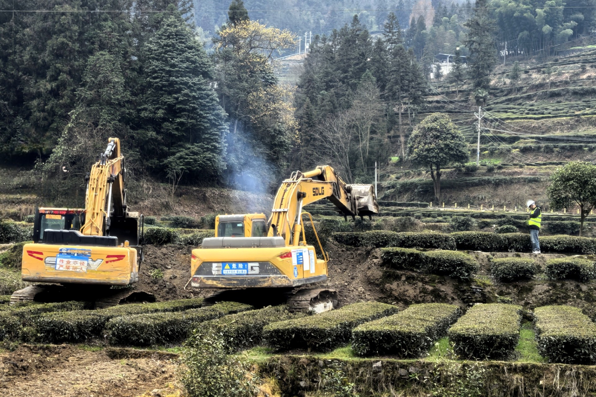 二、3月8日，宜涪鐵路（湖北段）13標(biāo)正式開工建設(shè)，標(biāo)志著項目正式進(jìn)入大臨建設(shè)階段，為后續(xù)施工生產(chǎn)奠定了堅實基礎(chǔ)。.jpg